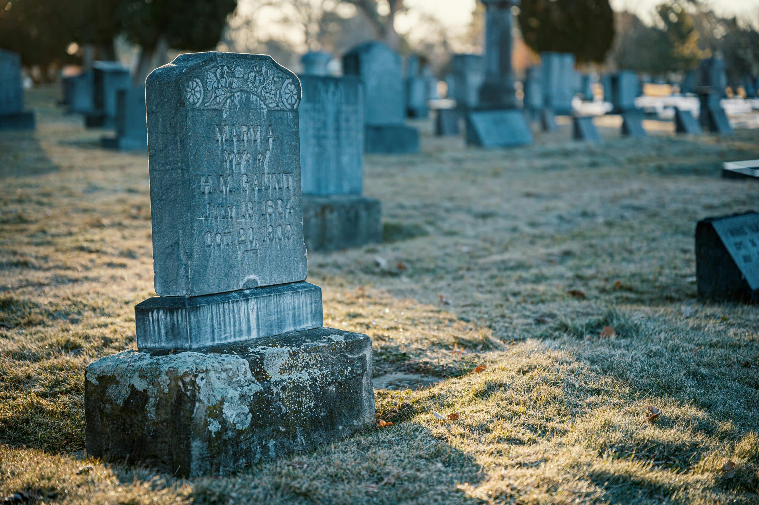 Tombstone in a cemetery representing Active Directory's tombstone lifetime concept.